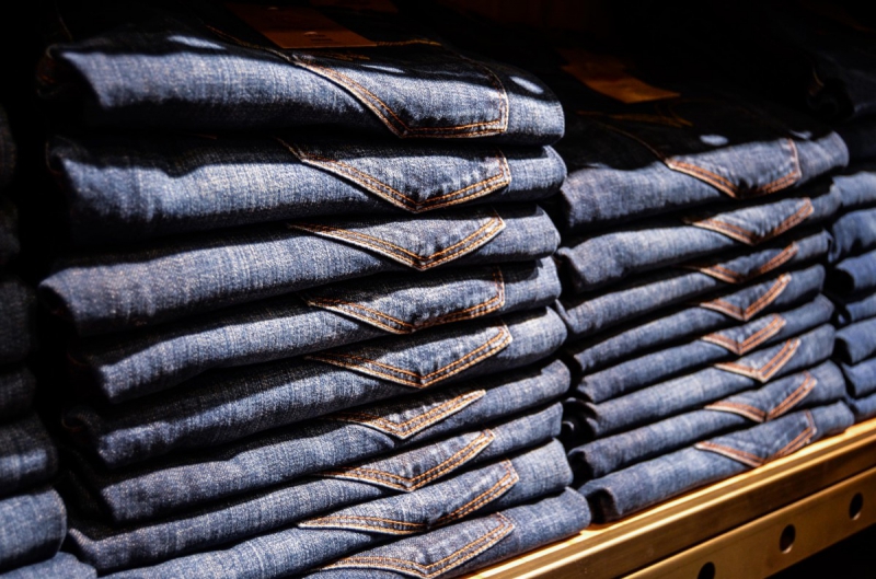 magasin-LA TURBIE-min_jeans_pants_blue_shop_shopping_shelf_exhibition_buy-940702